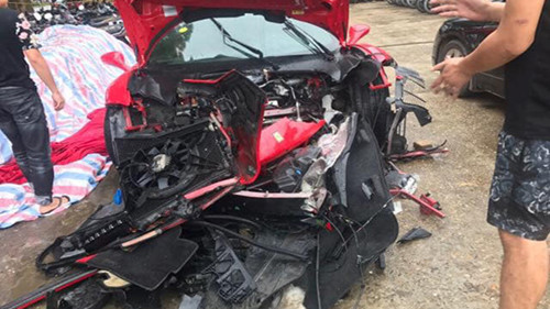 Người hâm mộ lo lắng khi nhìn thấy siêu xe của Tuấn Hưng nát bét đầu sau tai nạn.
