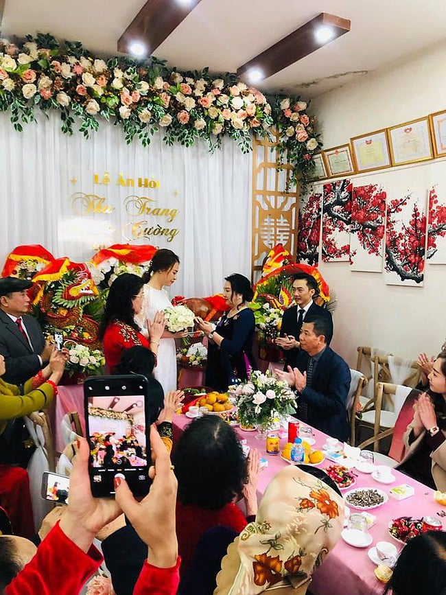 Hình ảnh Cường Đô la và Đàm Thu Trang bên cha mẹ trong lễ ăn hỏi.    