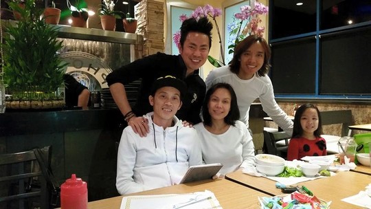 Vợ chồng Việt Hương cùng con gái và những người bạn thân thiết.    