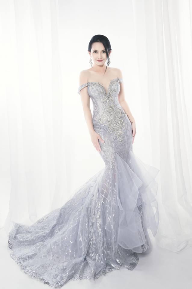 Kim Hiền xinh đẹp hết nấc trong chiếc váy cưới trễ vai ôm sát cơ thể.
