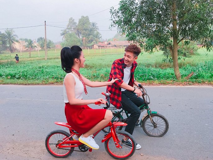 Rủ rê Ngô Kiến Huy đạp xe đạp trẻ em cùng mình, bất chấp bánh xe xẹp vì sức nặng của cả hai.    