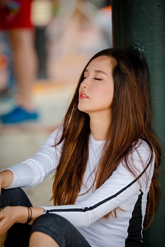 Bức ảnh mới đây của mỹ nhân Việt – Hoa hậu Mai Phương Thúy được ví như “Tây Thi ngủ gật”. Trong ảnh, người đẹp ngồi tựa cột với gương mặt yêu kiều, diễm lệ    