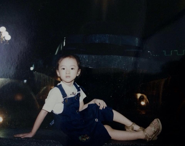 Angela Phương Trinh điệu đà, mang giày cao và biết tạo dáng chụp hình từ ngày còn rất nhỏ.  