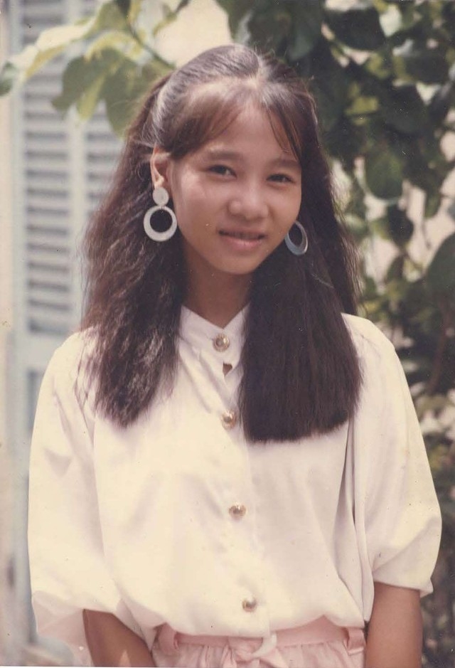 Trước khi trở thành cô ca sĩ cá tính, quyền lực, Thu Minh từng là một thiếu nữ dịu dàng, hơi e thẹn. Tuy nhiên, nữ ca sĩ vẫn giữ được vẻ duyên dáng như thời còn trẻ.  