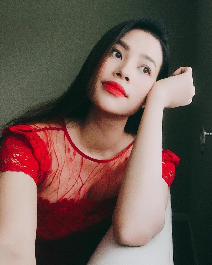 Phạm Hương khéo khoe tóc đẹp ba mẹ cho.    