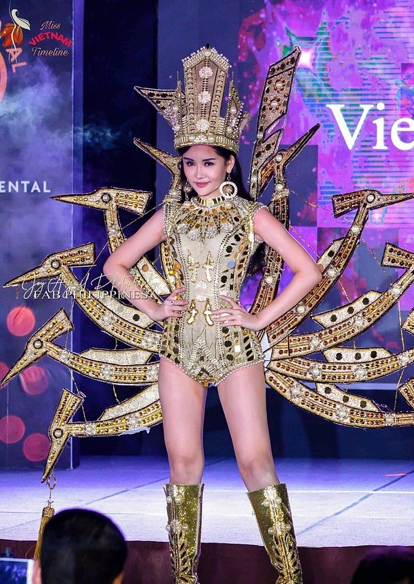 Thời gian qua, từ ngày Lê Âu Ngân Anh chính thức lên đường sang Philippines cho đến đêm chung kết của chương trình Hoa hậu Liên lục địa – Miss Intercontinental 2018 thì các thông tin và diễn biến của cô luôn nhận được sự chú ý của mọi người.    Vào tối ngày 26/1 vừa qua, chung kết cuộc thi  Miss Intercontinental (Hoa hậu Liên lục địa) 2018 đã diễn ra tại Phillipines. Không nằm ngoài dự đoán trước đó, Lê Âu Ngân Anh đã có mặt trong Top 6 nhờ vào lượt bình chọn của khán giả. Bên cạnh đó, cô cũng đạt giải Á hậu 4 của cuộc thi. Tuy nhiên, ngay sau khi cuộc thi khép lại, chuyên gia sắc đẹp Anjo Santos đến từ Philippines - cũng chính là người đã dạy cho Ngân Anh catwalk đã lên tiếng tố cô mua giải và được biết trước câu hỏi ứng xử.Mới đây nhất, dù cộng đồng mạng liên tục chỉ trích thì mẹ ruột của người đẹp cũng vẫn nhanh chóng gửi lời cảm ơn đến những bạn bè, người thân đã ủng hộ cho con gái. Trên trang cá nhân, cô Âu Nguyệt Quế chia sẻ: “Cám ơn tất cả bạn bè trên facebook của mình mấy ngày qua đã yêu mến và vote ủng hộ tinh thần cho Ngân Anh nhé”.    Trước đó, mẹ của Ngân Anh luôn xuất hiện trong những thời khắc quan trọng của cô như sau đăng quang Hoa hậu Đại dương, tiễn con gái đi thi cuộc thi quốc tế. Được biết, vì chương trình mọi thứ đều được thắt chặt nên các thí sinh dường như không có ê-kíp và người thân sang hỗ trợ trong những đêm thi. Chính lẽ đó mà gia đình Ngân Anh cũng chỉ theo dõi con gái tại quê nhà.    
