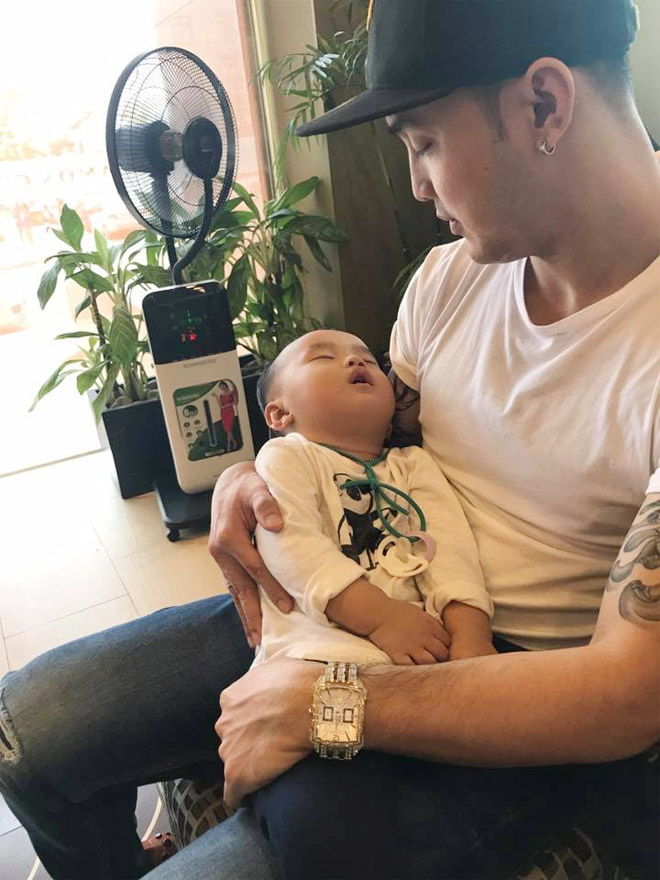 Kim Cương cho biết, nhiều đêm nam ca sĩ về nhà rất trễ sau những buổi diễn, nhưng anh vẫn không ngủ mà thức suốt đêm thay cô chăm con.
