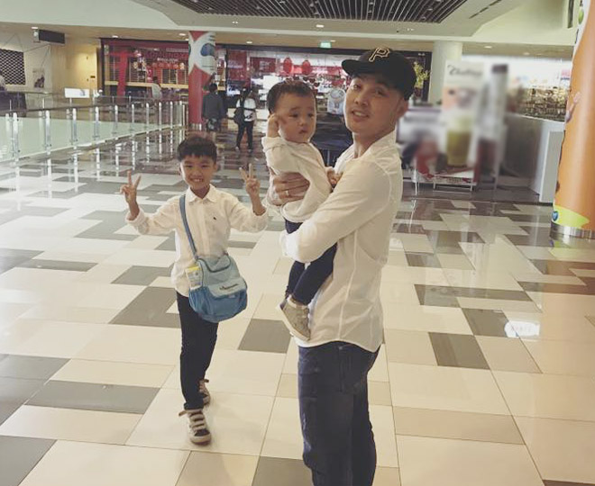 Dù dành rất nhiều tình yêu thương và sự chăm sóc cho Johnny, cả Ưng Hoàng Phúc lẫn Kim Cương cũng thay phiên nhau chăm sóc Hưng Phát để cậu bé không cảm thấy ghen tị.