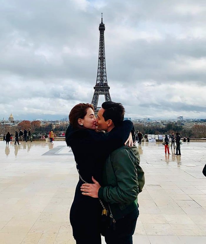 Kim Lý - Hà Hồ công khai hôn nhau tình tứ tại Pháp.