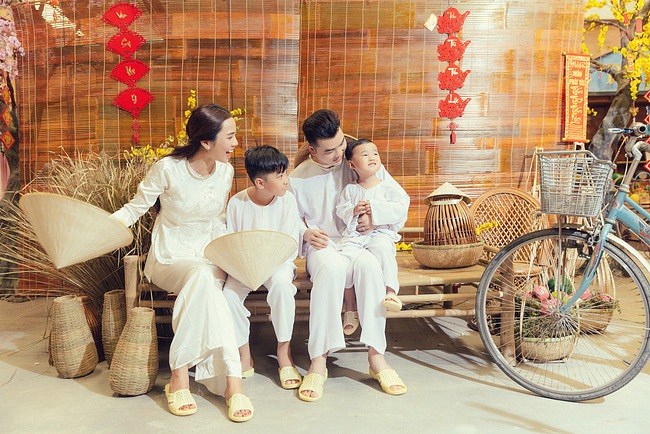 Hình ảnh đoàn viên của gia đình Ưng Hoàng Phúc – Kim Cương khiến người hâm mộ xúc động.    