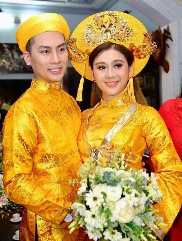 Lâm Khánh Chi và chồng hạnh phúc trong ngày cưới.