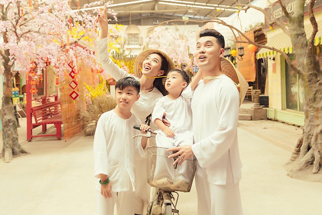 Ưng Hoàng Phúc chia sẻ, anh chỉ việc tới studio chụp hình còn lại mọi thứ đã có bà xã lo liệu, chuẩn bị chu đáo.