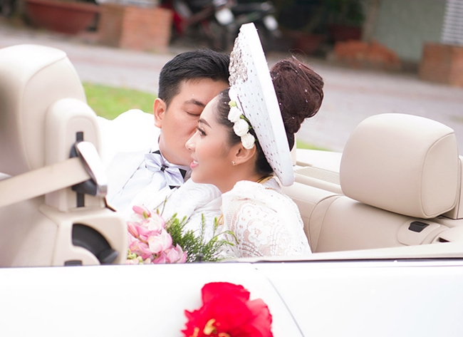 Đặng Thu Thảo được rước dâu bằng xe mui trần hạng sang từ Cần Thơ về An Giang, quê nhà chú rể.    