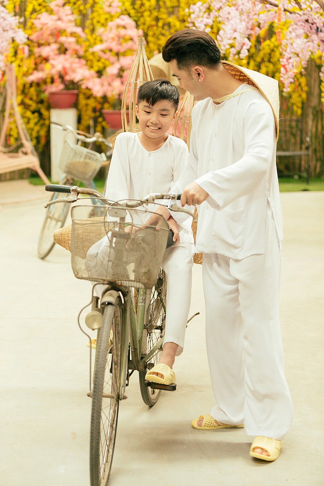 Con trai riêng của Kim Cương nay đã lớn và xem Ưng Hoàng Phúc như ba ruột. Từ lâu, nam ca sĩ cũng luôn nghĩ cậu bé là con đẻ của mình. Hai cha con vô cùng thân thiết.
