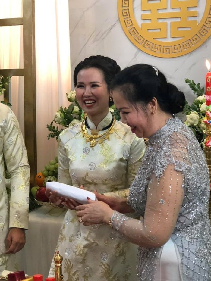 Ngày 14/1 vừa qua, hôn lễ của Võ Hạ Trâm và ông xã là một doanh nhân người Ấn Độ chính thức diễn ra. Trước khi về nhà chồng, cô được bố mẹ và họ hàng đằng gái cho của hồi môn là vô số vàng vòng đắt tiền. Không chỉ vậy, mẹ cô dâu còn tặng cho cô con gái mình một “cọc tiền dày cộm” khiến nhiều người ngỡ ngàng.