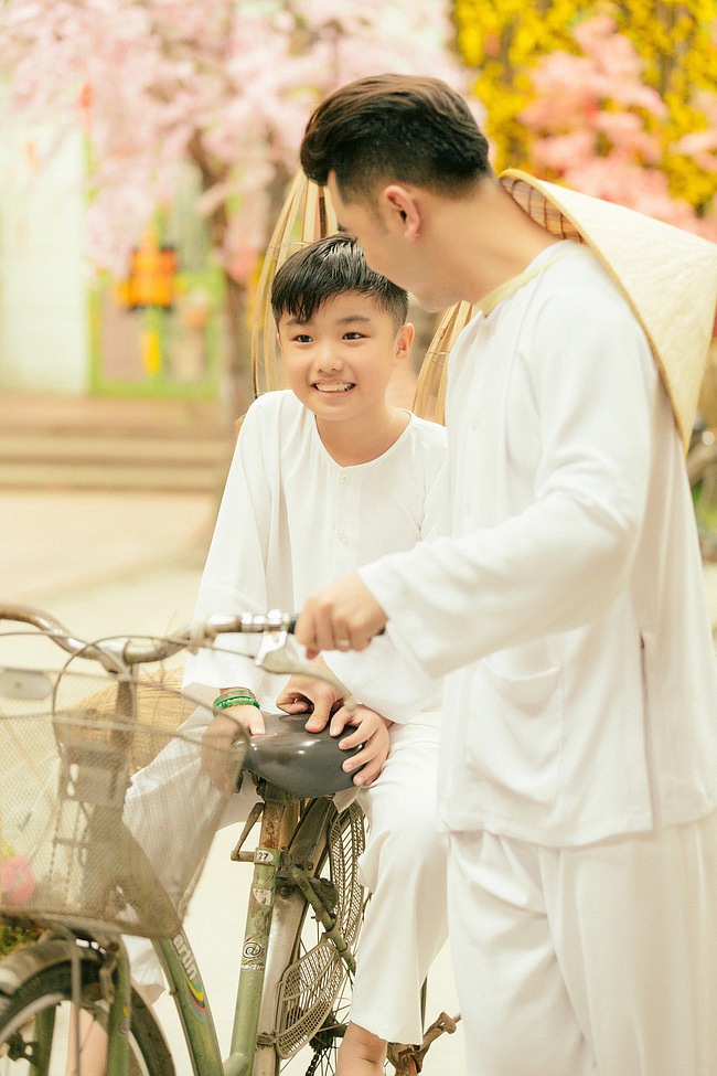 Ưng Hoàng Phúc dành tình cảm đặc biệt cho cậu bé trước khi Kim Cương sinh thêm cho anh một cậu con trai nữa.    