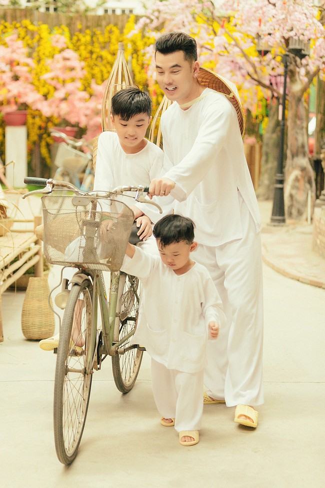 Sự ân cần, từ tốn mà nam ca sĩ dành cho con trai là điều có thể nhận ra dễ dàng.