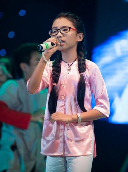 Phương Mỹ Chi lần đầu khoe giọng hát ngọt ngào với Quê Em Mùa Nước Lũ trên sân khấu The Voice Kids.