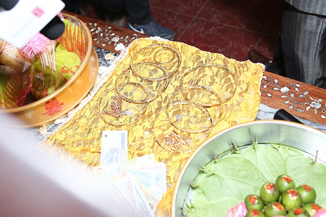 Ngoài trầu cau, bánh kẹo, trà, rượu, của hồi môn nhà trai gửi cho nhà gái còn có một mâm đựng 6 chiếc kiềng vàng, 3 vòng tay, bông tai, tiền mặt và nhẫn cưới.