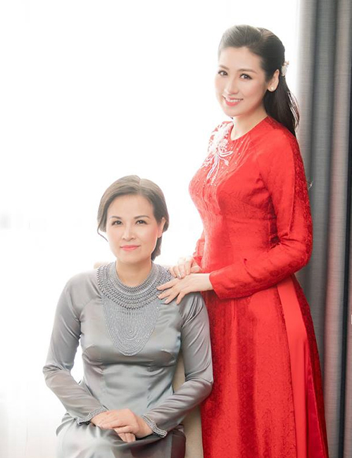 Trong đám cưới Tú Anh, mẹ của cô nàng nhận được nhiều lời khen ngợi về nhan sắc không thua con gái. Ở tuổi tứ tuần, mẹ Á hậu Việt Nam 2012 vẫn giữ được đường nét trẻ trung.    