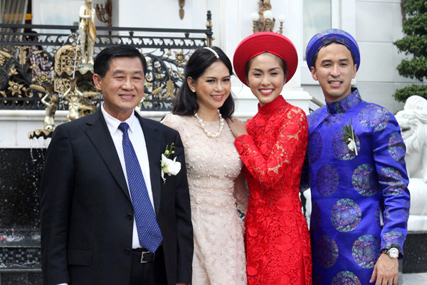 Vợ chồng Tăng Thanh Hà chụp ảnh cùng bố mẹ trong đám cưới.    