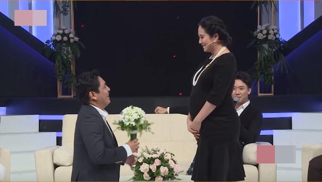 Không những mang đến bất ngờ cho khán giả, Thanh Thuý còn khiến Đức Thịnh sửng sốt khi quyết định cầu hôn chồng mình 1 lần nữa.    