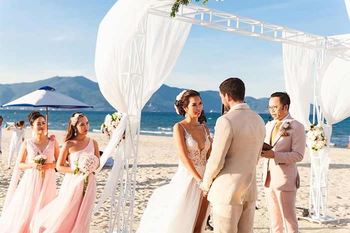 Đám cưới siêu lãng mạn của siêu mẫu Hà Anh được tổ chức tại một bờ biển Đà Nẵng.  