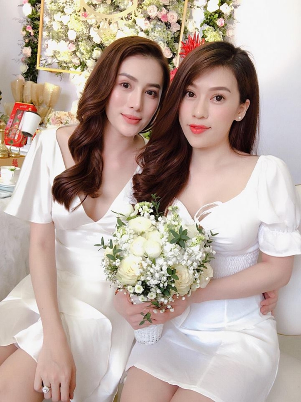 Trước đó vào sáng 30/12, người mẫu Lê Hà 'The Face' (trái) tổ chức tiệc đính hôn với bạn trai thiếu gia tại quê nhà Gia Lai. Tại buổi lễ, Lê Hà diện trang phục màu trắng và đeo chiếc nhẫn cưới đính kim cương trên bàn tay phải.    