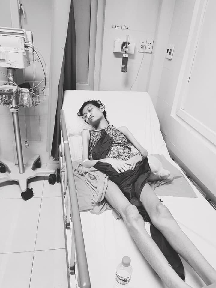 Người mẫu Kim Anh khi điều trị tại bệnh viện.     