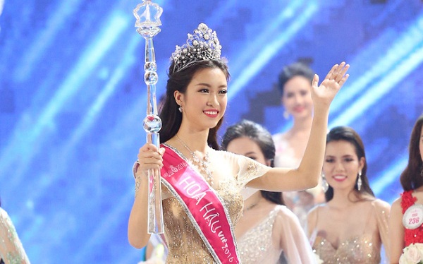 Hoa hậu Đỗ Mỹ Linh trong giây phút đăng quang Hoa hậu Việt Nam 2016.   