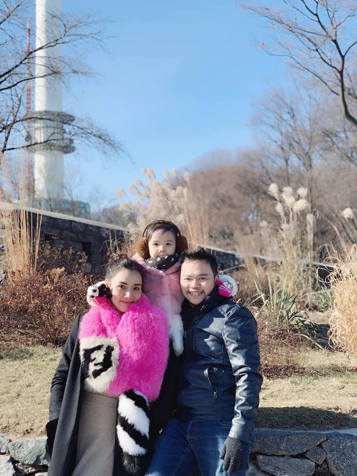 Trên trang cá nhân, cả gia đình Trang Nhung vẫn thường xuyên đi du lịch như chỉ chia sẻ hình ảnh cô con gái đầu lòng.    