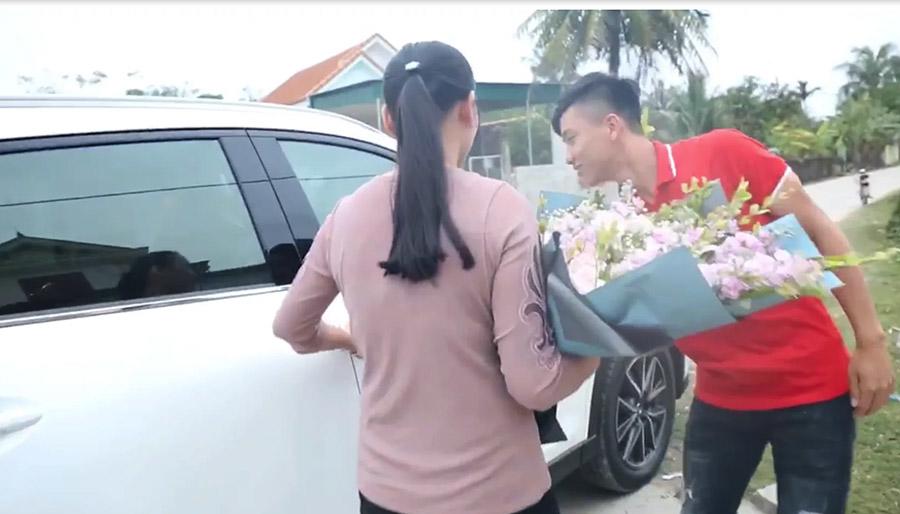Phan Văn Đức tậu chiếc xe hơi màu trắng, anh còn không quên mua hoa tặng mẹ.     