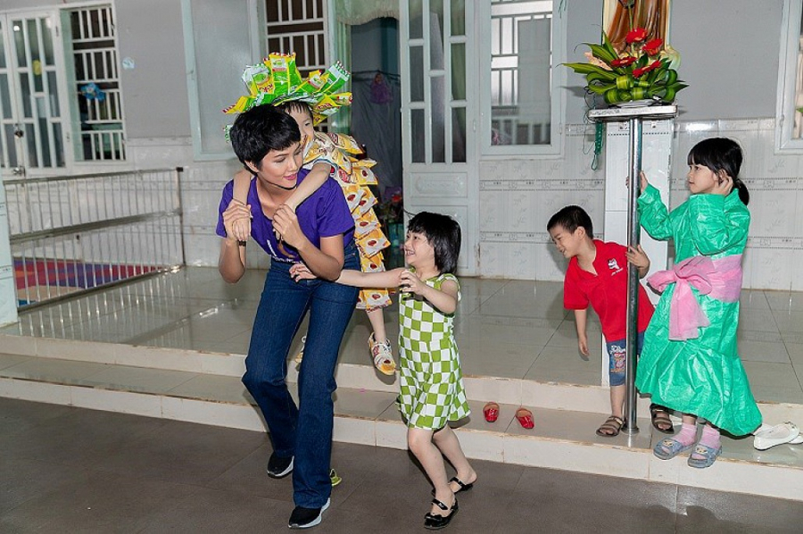 H’Hen Niê đang có chuyến công tác thiện nguyện ở Lâm Đồng. Cô đến thăm mái ấm Tín Thác.    