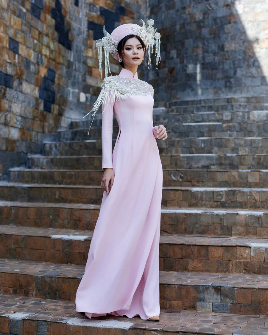 Người mẫu Kim Dung, quán quân Vietnam’s Next Top Model All Stars, trở nên nữ tính bất ngờ khi diện áo dài so với phong cách cá tính, “high fashion” thường thấy.    
