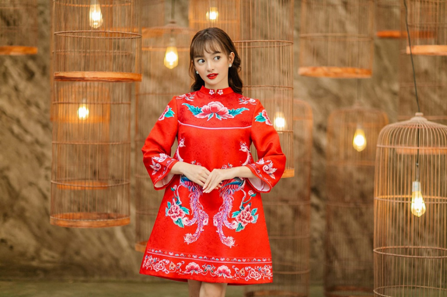Mỗi năm lại có thêm nhiều mẫu áo dài cách tân và Kaity Nguyễn cũng chọn phong cách này cho bộ ảnh đón Tết. Cô diện áo dài đỏ không ôm dáng, chân váy ngắn và họa tiết rực rỡ.    