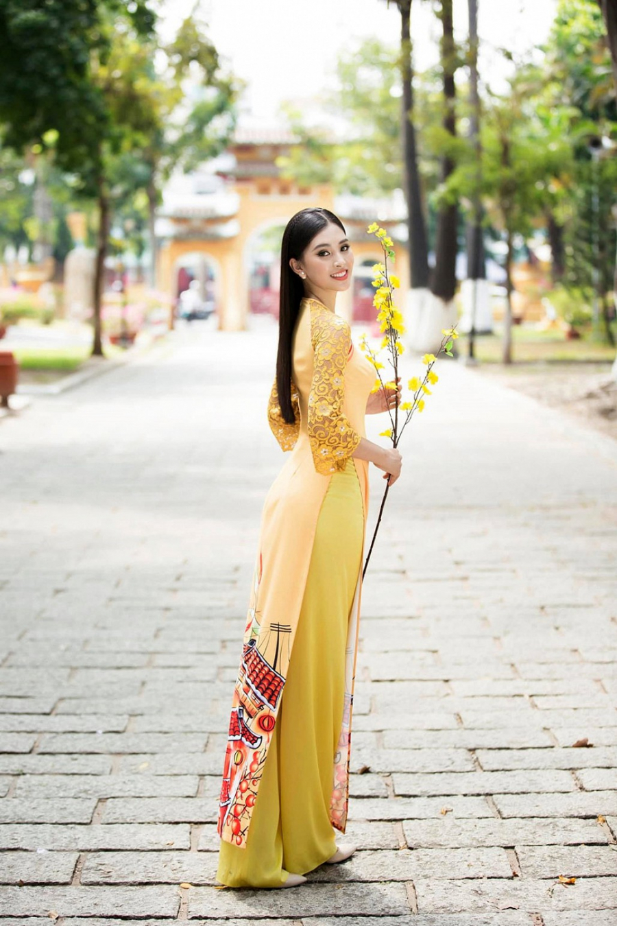 Vóc dáng thanh mảnh và mái tóc dài giúp Tiểu Vy được tôn vóc dáng khi diện đồ Tết truyền thống. Cô cũng từng là một trong những thí sinh trình diễn áo dài đẹp nhất khi đi thi Hoa hậu Việt Nam 2018.    