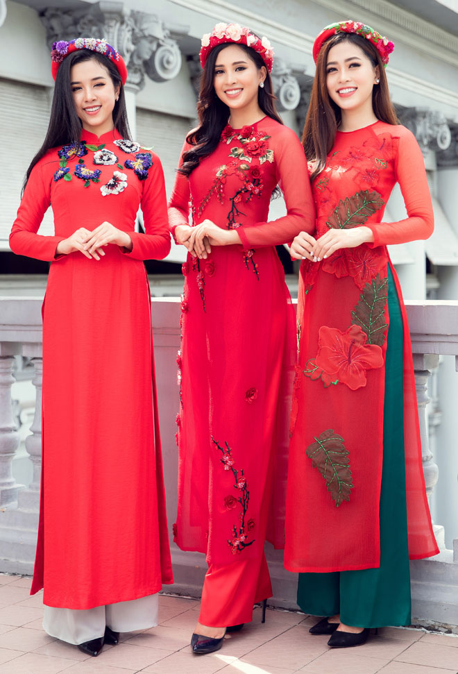 Ba nàng hậu khoe nhan sắc trẻ trung, phơi phới như hoa mùa xuân đua nhau khoe sắc trong tà áo dài đỏ rực rỡ, thật khó để có thể chọn ra ai xinh đẹp và duyên dáng hơn ai.    