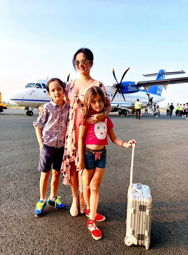 Diva Hồng Nhung đưa 2 con song sinh cùng đi lưu diễn dịp Tết.