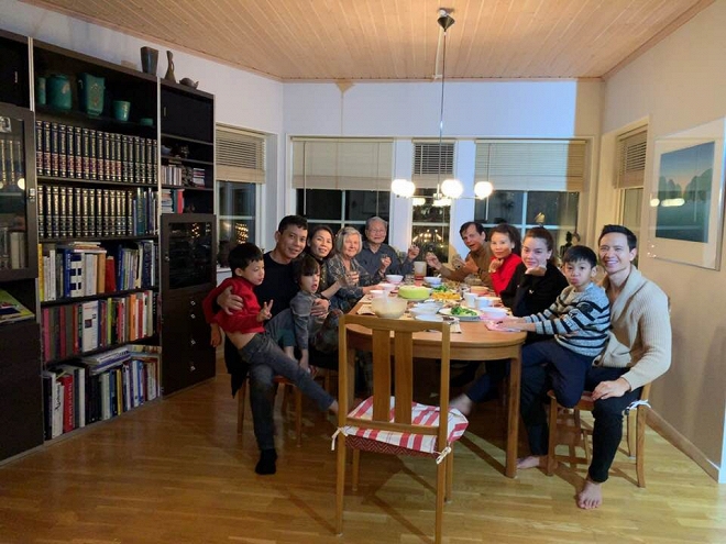   Bố mẹ Hà Hồ dùng bữa cơm thân mật tại nhà Kim Lý ở Thụy Điển.  