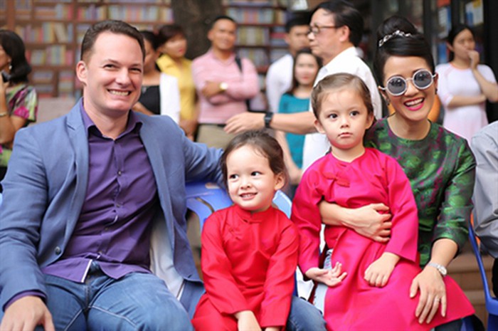 Gia đình hạnh phúc của ca sĩ Hồng Nhung khi 2 vợ chồng chưa ly hôn.
