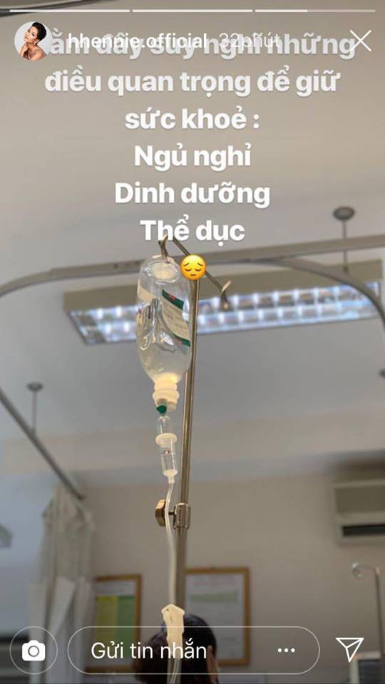 Cách đây ít giờ, trên instagram của mình, Hoa hậu Hoàn vũ H'Hen Niê vừa chia sẻ hình ảnh bản thân phải nhập viện truyền nước ngay ngày đầu năm mới. Nàng Hậu viết: 
