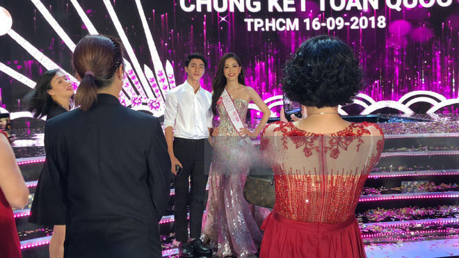 Bình An xuất hiện trong đêm chung kết Hoa hậu Việt Nam 2018 , lên sân khấu chúc mừng Phương Nga.    