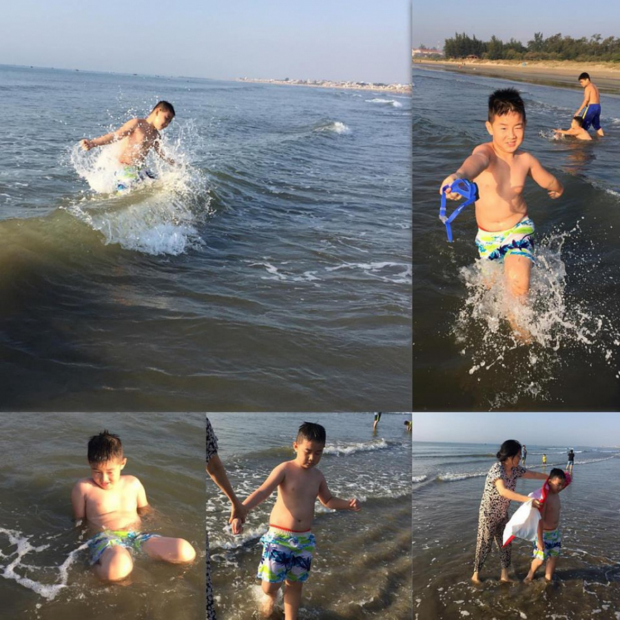 Trên trang cá nhân, Lê Phương đăng tải loạt ảnh con trai tắm biển vui vẻ tại Bình Thuận.