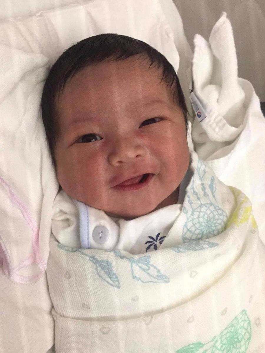 Dù mới sinh được vài ngày, con trai thứ 2 của Thanh Thuý - Đức Thịnh đã lộ nhiều nét rất đáng yêu.    