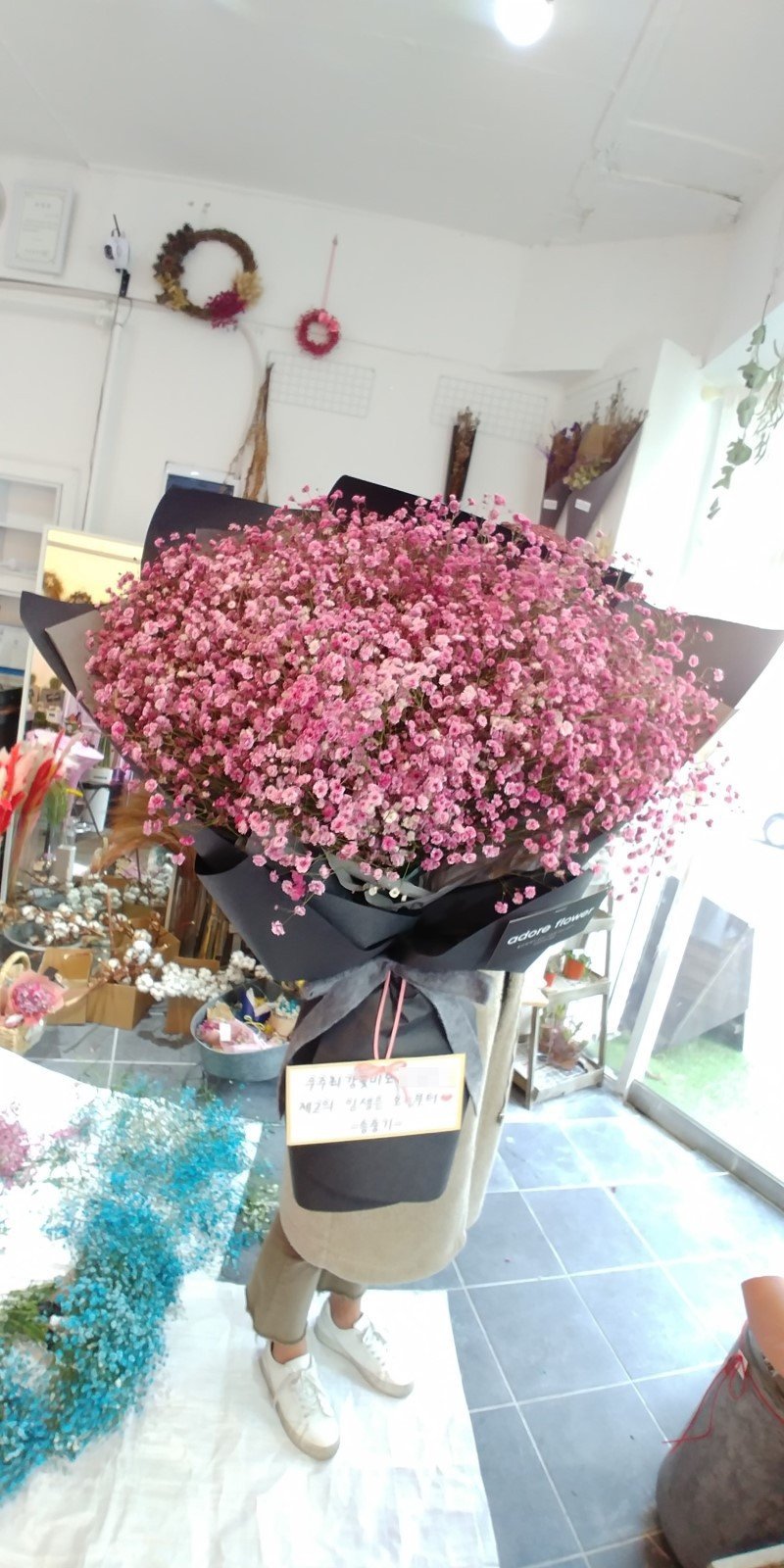 Đúng dịp kỷ niệm 100 ngày cưới, Song Joong Ki khiến dân tình ngưỡng mộ khi đặt hẳn một bó hoa hồng phấn siêu lớn để tặng bà xã.    