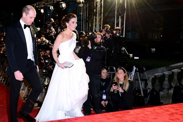 Kate như một nàng công chúa trong chiếc váy trắng mỹ miều.