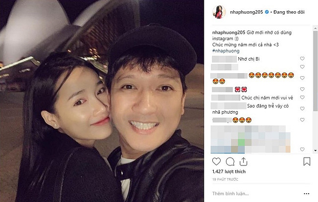Mới đây, trên trang Instagram, nữ diễn viên Nhã Phương đã có lời chúc mừng năm mới đến người hâm mộ. Theo đó, cô viết: “Giờ mới nhớ có dùng Instagram. Chúc mừng năm mới cả nhà“. Trong ảnh Trường Giang và Nhã Phương cùng mặc đồ “tone sur tone” màu đen đang cười vô cùng rạng rỡ. Được biết bức ảnh này đã từng được đăng tải trên Facebook của nữ diễn viên ngay khi vừa giao thừa nhưng đến tận bây giờ cô nàng mới nhớ để đăng tải trên Instagram. Phía dưới bài viết này, người hâm mộ đã không ngừng gửi lời chúc đến nữ diễn viên Tuổi thanh xuân. Tuy nhiên, bên cạnh những bình luận và icon trái tim dành cho Nhã Phương, dân mạng cũng không quên thắc mắc: “Phải chăng việc nhớ nhớ quên quên này chính là sự đãng trí sau sinh?”
