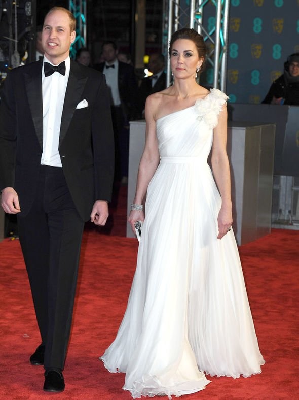 Công nương Hoàng gia Anh trong bộ váy trắng thướt tha, nữ tính đến từ thương hiệu Alexander McQueen.  