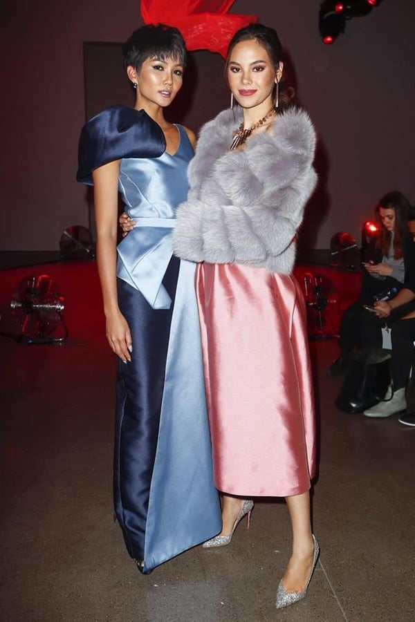 Trang phục của H'Hen Niê và Catriona Gray đều do nhà thiết kế này thực hiện với chất liệu bóng, nhũ sang trọng. Nhan sắc của bộ đôi Hoa hậu đẹp nhất thế giới khiến fan khó rời mắt.  