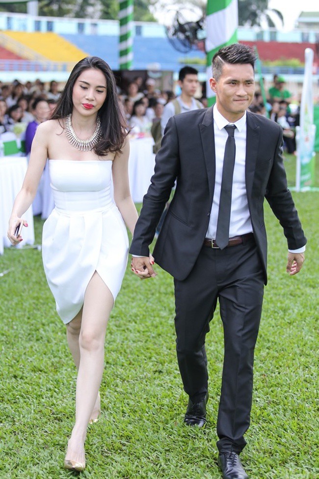 Thủy Tiên - Công Vinh: Cặp đôi ca sĩ và cầu thủ đình đám bậc nhất showbiz Việt.  